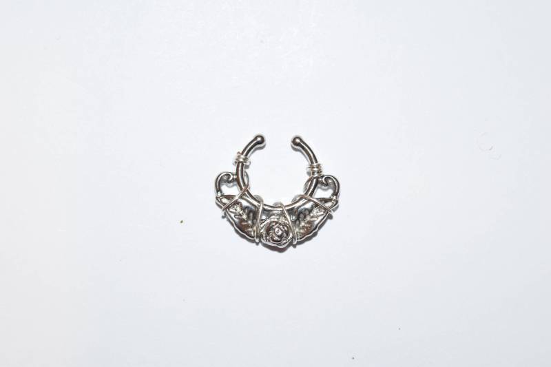 Draht Gewickelt Silber Fake Septum Hanger Rose Mit Blättern , Fake-Piercings, Nasenschmuck, Chirurgenstahl 316L, Spring Shopping von KnotTreasuresJewelry