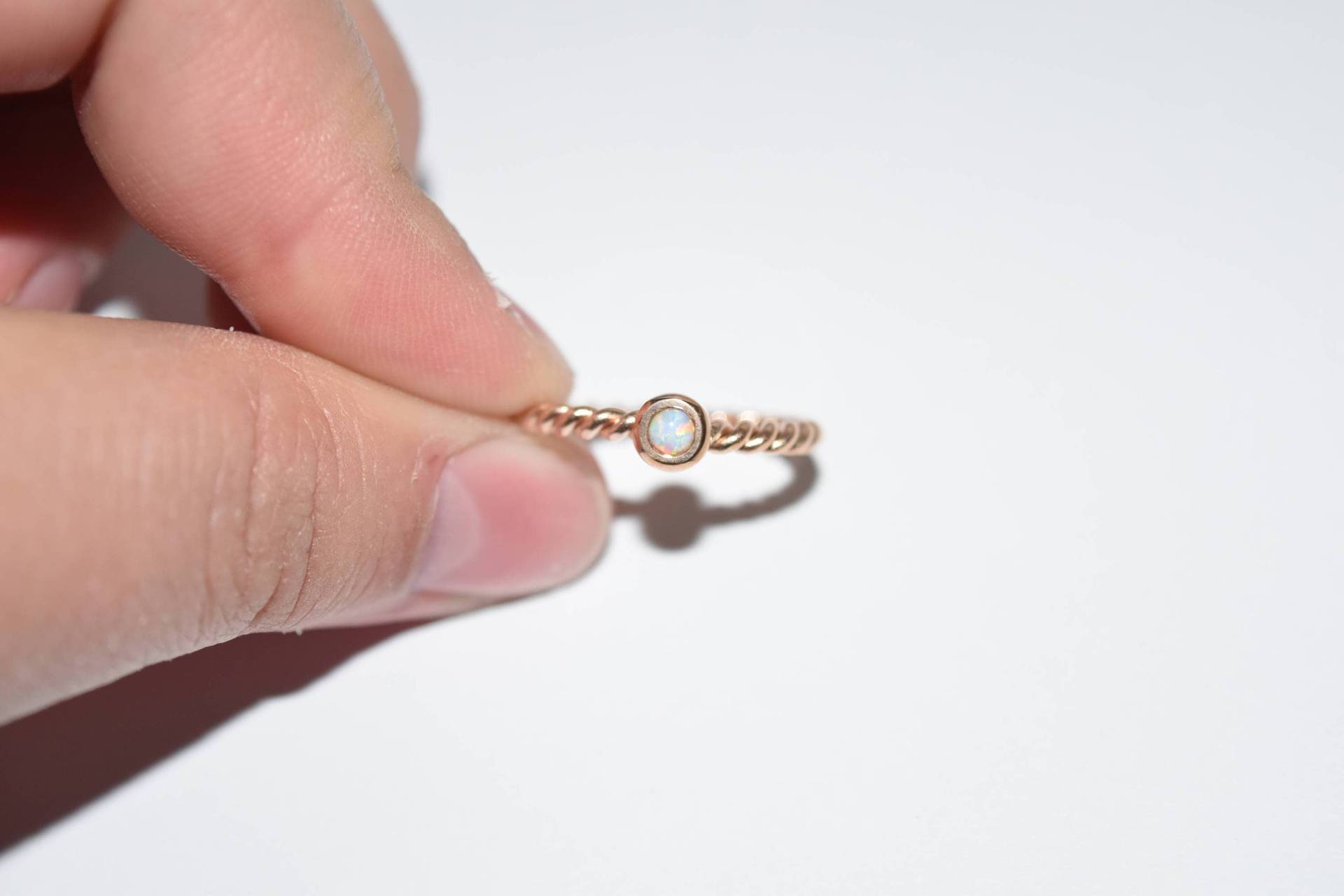 Opal Set Geflochtener Roségold Ip Edelstahl Ring, Stapelbarer Mittelring, Spring Shopping Opal Set Geflochtener Roségold Ip Edelstahl Ring, Stapelbarer Mittelring, Spring Shopping von KnotTreasuresJewelry