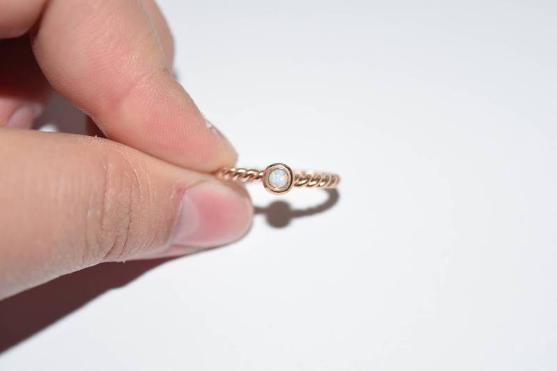 Opal Set Geflochtener Roségold Ip Edelstahl Ring, Stapelbarer Mittelring, Spring Shopping von KnotTreasuresJewelry