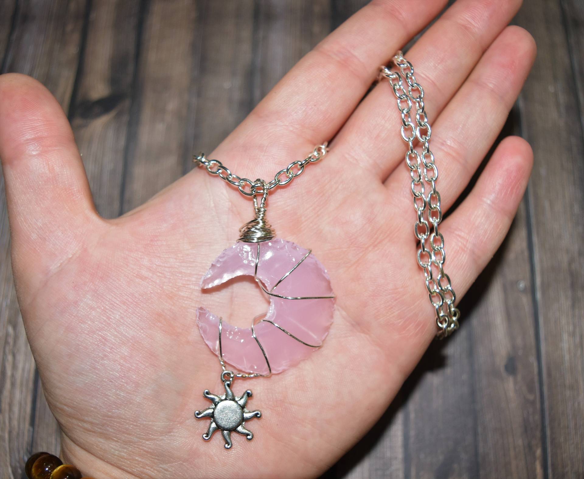 Rose Quartz Large Moon Halskette - 18 Zoll, Silber Sun Necklace, Spring Shopping Rose Quartz Large Moon Halskette - 18 Zoll, Silber Sun Necklace, Spring Shopping von KnotTreasuresJewelry