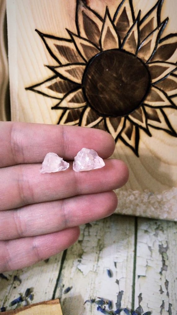 Rosenquarz Kristall Ohrstecker , Ohrringe, Ohrstecker, Kristalle, Quarzsteine, Crystal Stud, Studs, Spring Shopping Rosenquarz Kristall Ohrstecker , Ohrringe, Ohrstecker, Kristalle, Quarzsteine, Crystal Stud, Studs, Spring Shopping von KnotTreasuresJewelry