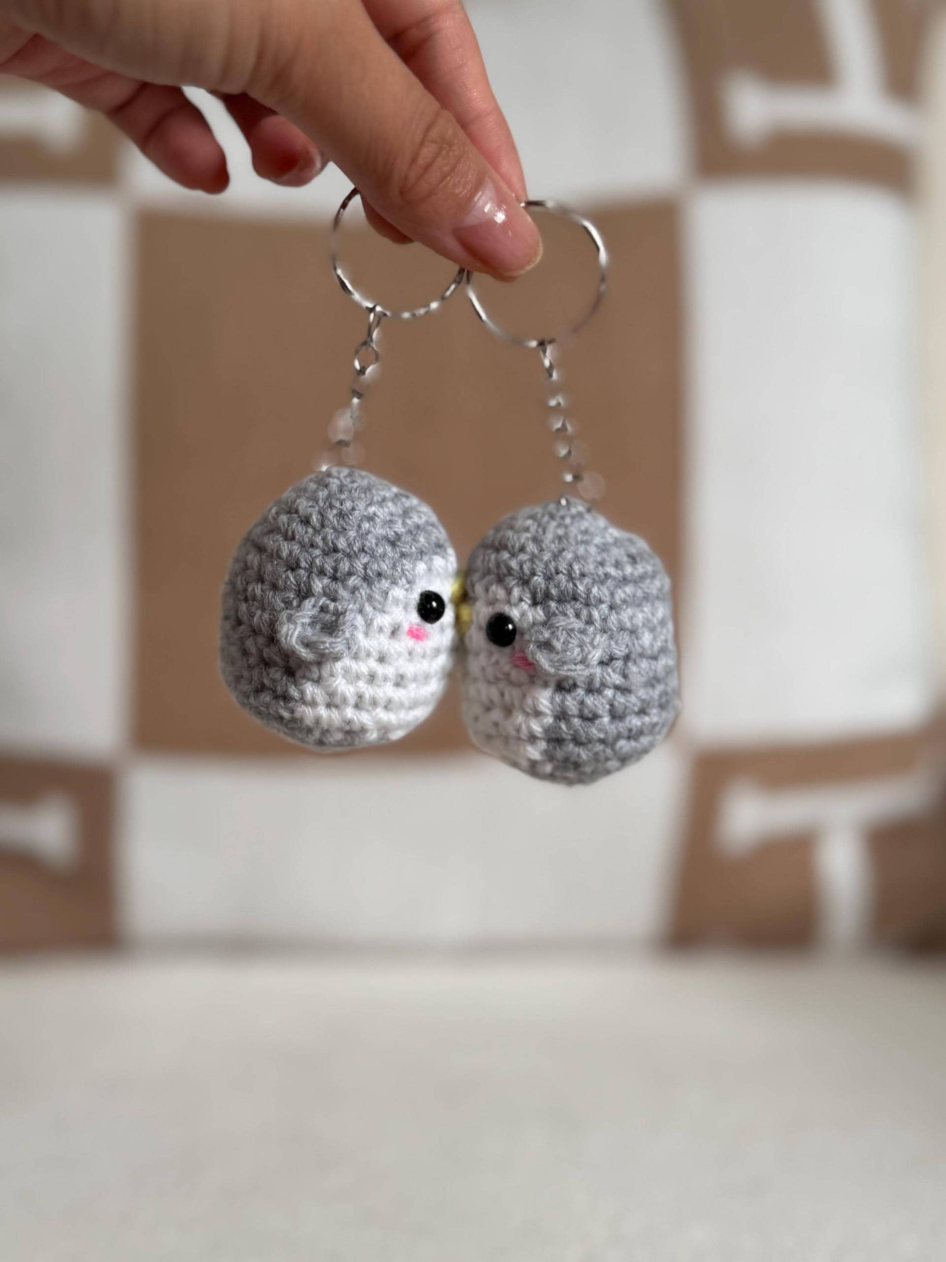 Handgemachter Gehäkelter Pinguin Schlüsselanhänger - Als Geschenk, Accessoire Oder Für Deinen Schlüsselbund Magnetisch Partneranhänger von Knotacutie