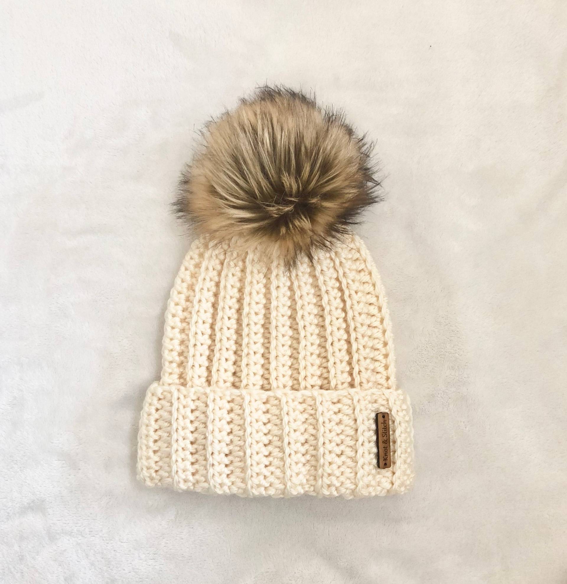 Die Jessie Beanie Mit Kunstfell Pom | Creme Versandfertig Die Jessie Beanie Mit Kunstfell Pom | Creme Versandfertig von KnotandStitchDesign