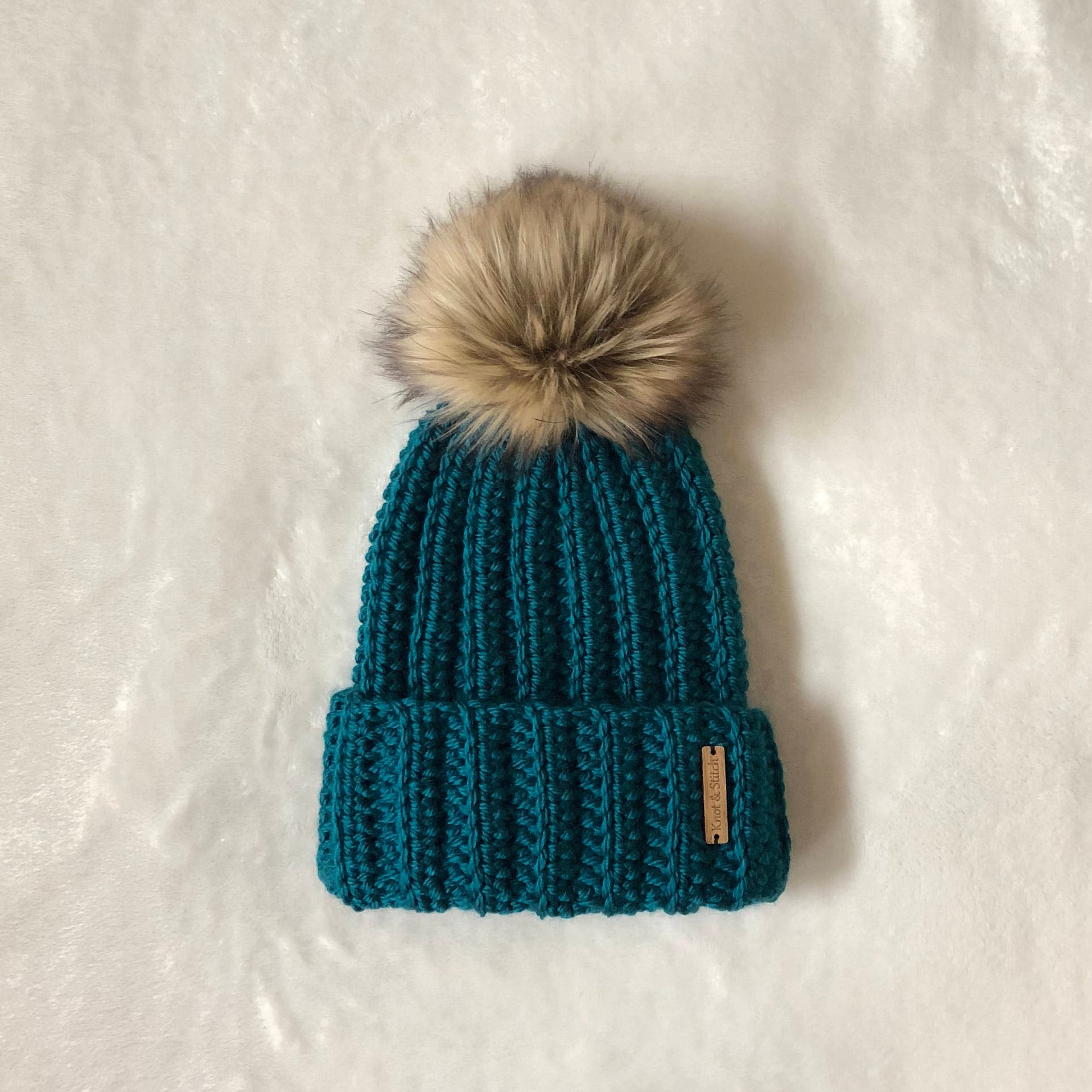 Die Jessie Beanie Mit Kunstfell Pom | Teal Versandfertig Die Jessie Beanie Mit Kunstfell Pom | Teal Versandfertig von KnotandStitchDesign