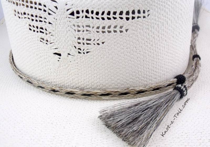 Hutband Aus Rosshaar, Cowboyhutband, 3 Strang Breit, Traumhaftes Graues Aparte Doppelquasten Rosshaar Hutband Aus Rosshaar, Cowboyhutband, 3 Strang Breit, Traumhaftes Graues Aparte Doppelquasten Rosshaar von Knotatail