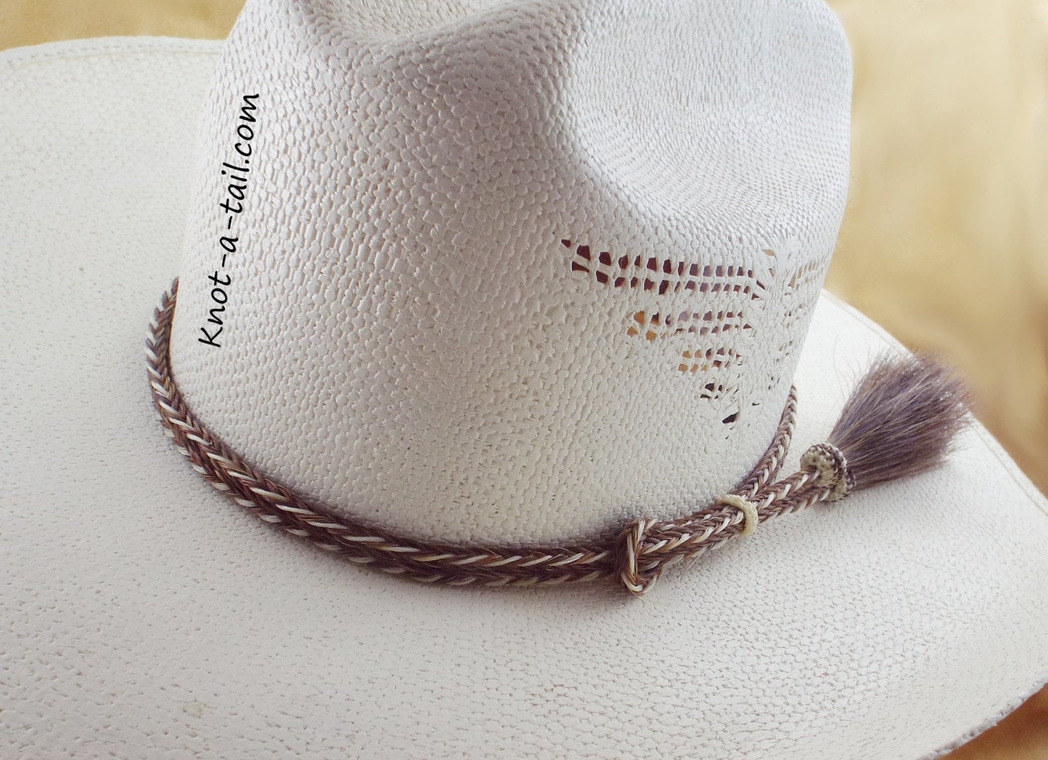 Rosshaar Hutband, Elegantes Zimt-Weiß, Mehrsträngiges Geflecht, 2 Seitliche Quasten, Cowboy Rodeo Hutband von Knotatail