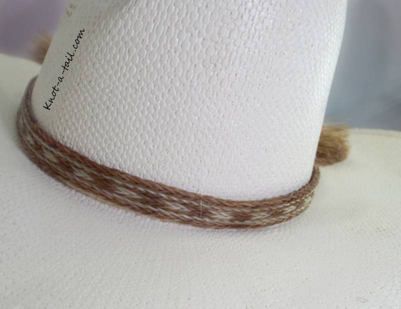 Zimtbraun-Weißes Hutband Aus Rosshaar, Cowboy Doppelquasten, Hutband, Western Rodeo Zimtbraun-Weißes Hutband Aus Rosshaar, Cowboy Doppelquasten, Hutband, Western Rodeo von Knotatail