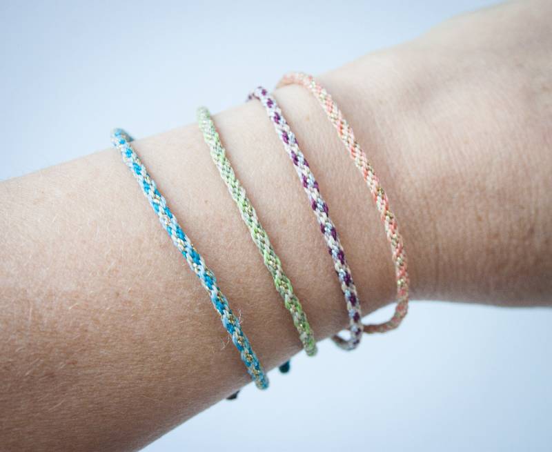 Filigranes Geflochtenes Makramee Armband Mit Glitzer Filigranes Geflochtenes Makramee Armband Mit Glitzer von Knotenland