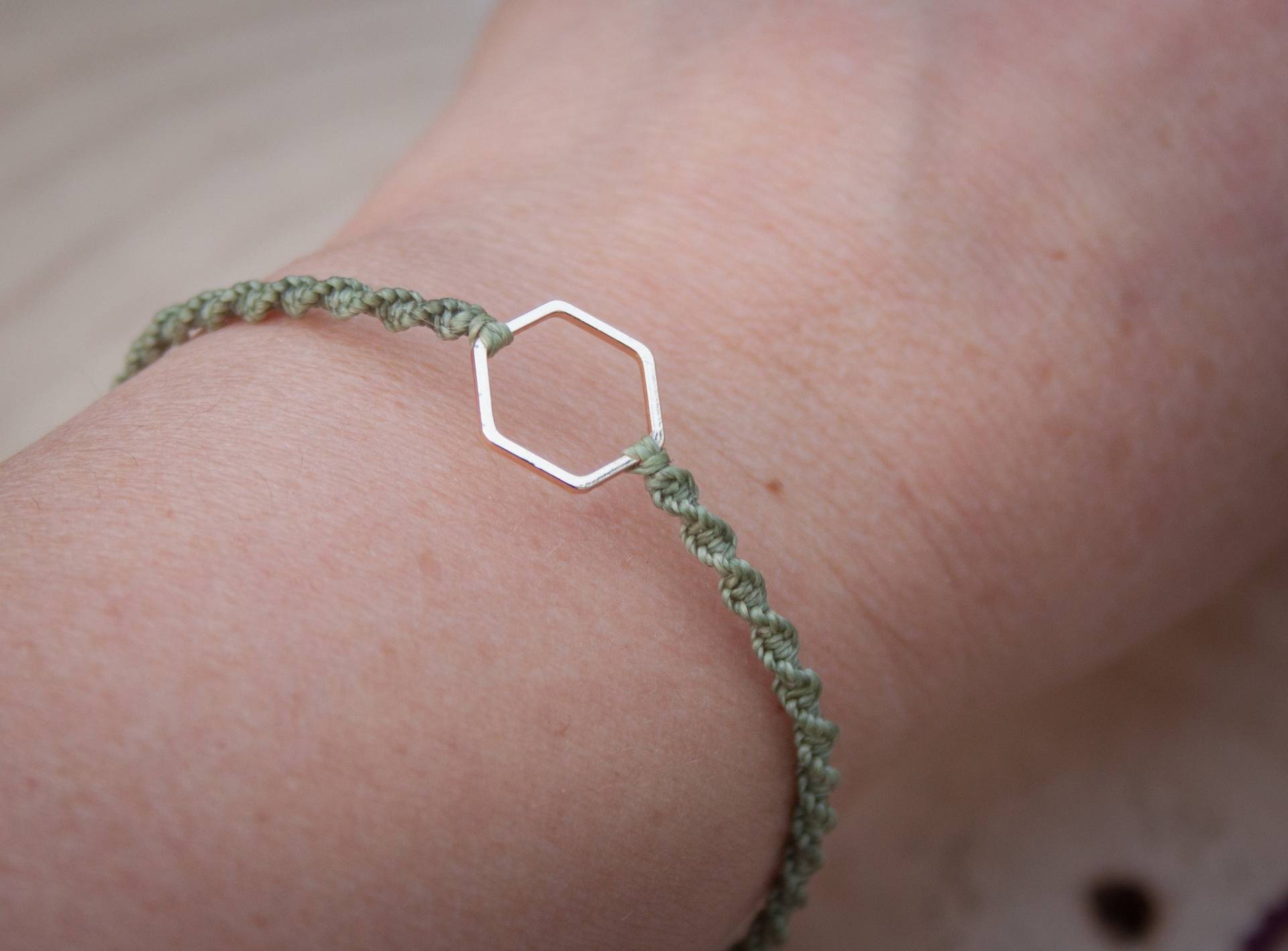 Filigranes Makramee-Armband Mit 14K Echtgold Vergoldeten Sechseck in Verschiedenen Farben von Knotenland