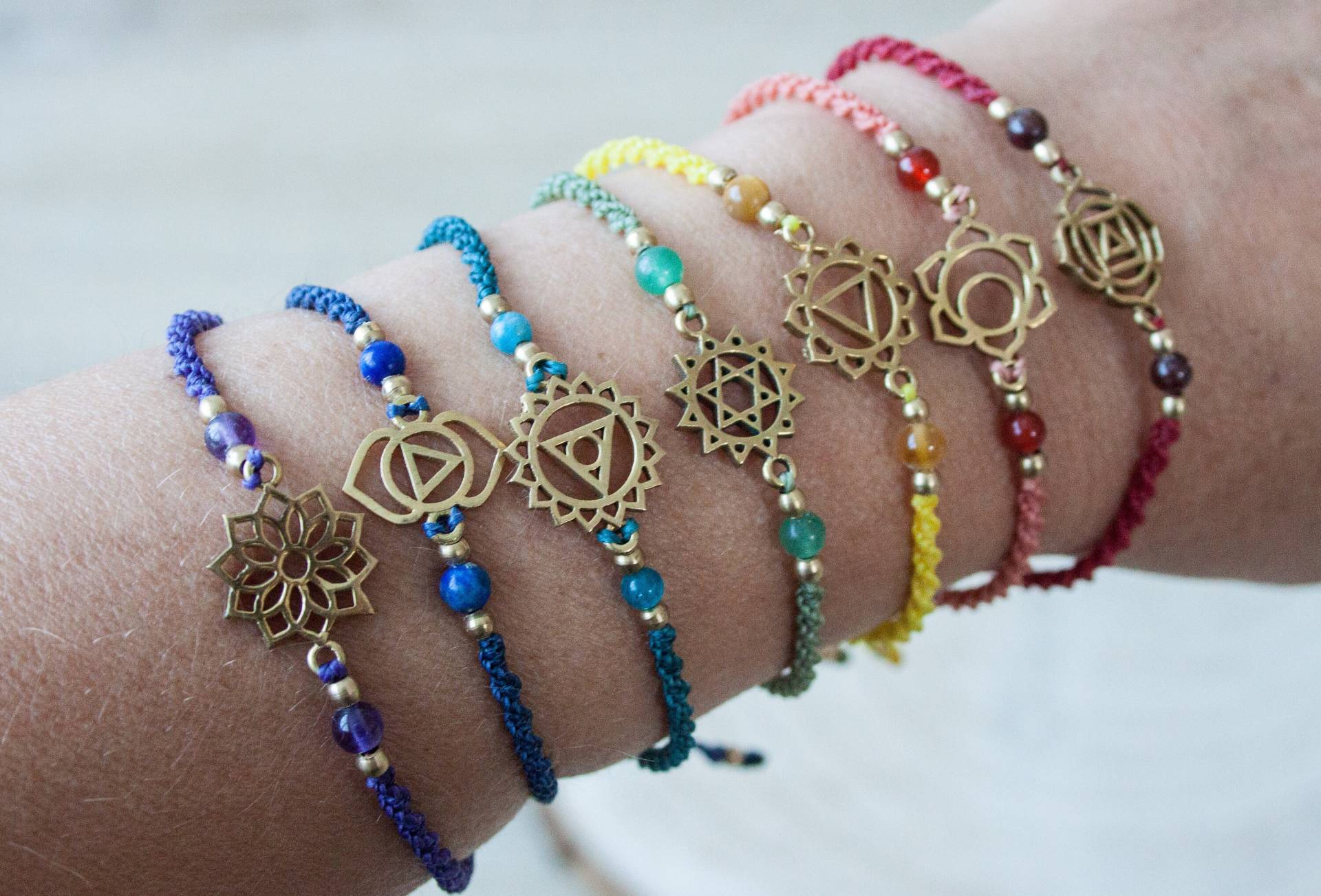 Filigranes Makramee Chakra Armband Mit Passenden Edelstein Und Farbe von Knotenland