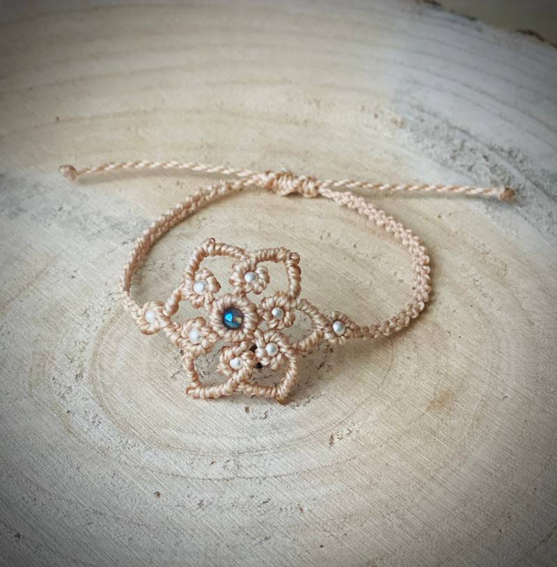 Makramee Blumenarmband Mit Regenbogenquarz Makramee Blumenarmband Mit Regenbogenquarz von Knotenland