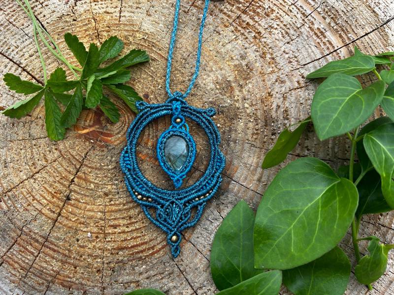 Labradorit Edelstein Halskette // Makramee Schmuck in Blau von KnotenliebeCreations