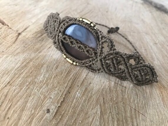 Makramee Armband in Hellbraun Mit Schmuckstein Und Messingperlen von KnotenliebeCreations