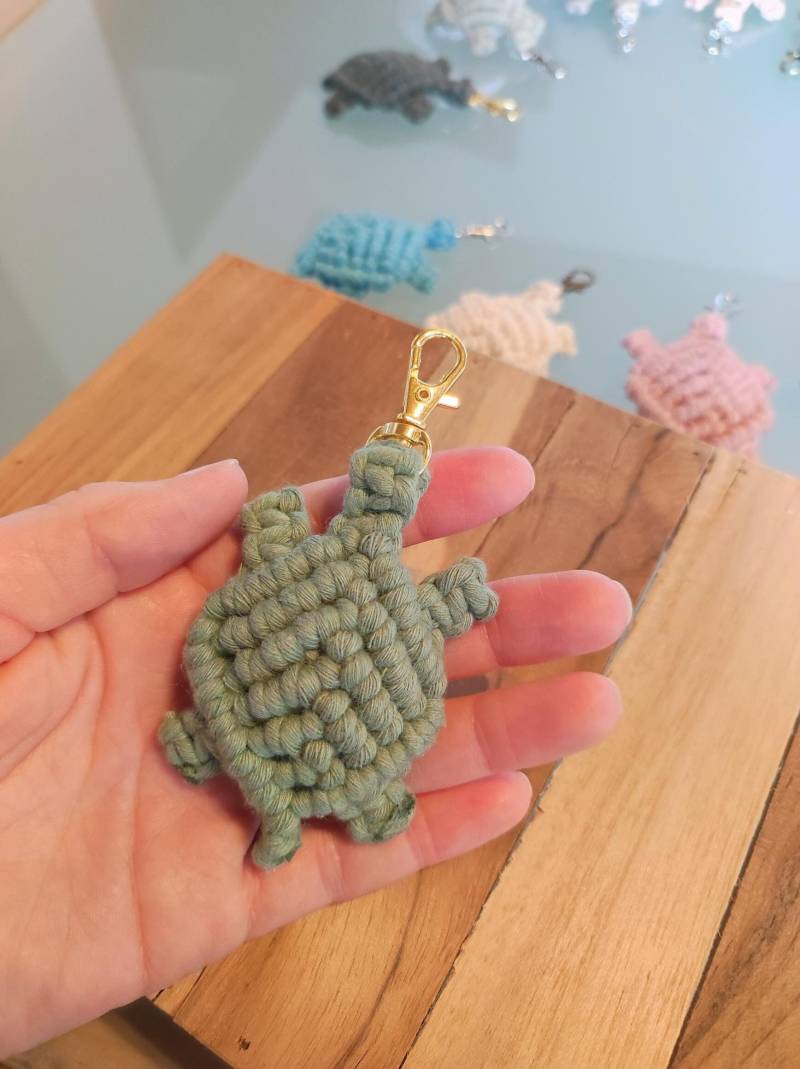Makramee Schlüsselanhänger Anhänger Schildkröte von Knotenparadies