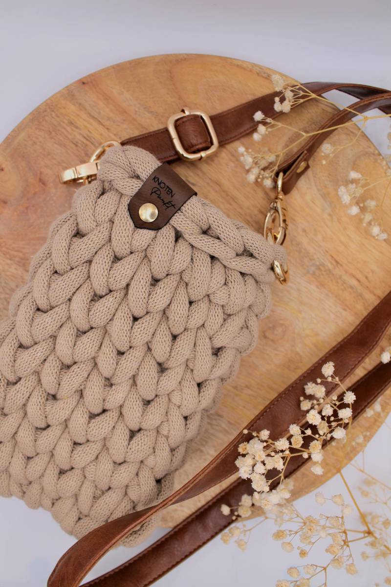 Gehäkelte Handytasche Mit Ledergurt Verstellbar Gehäkelte Handytasche Mit Ledergurt Verstellbar von KnotenpunktHandmade