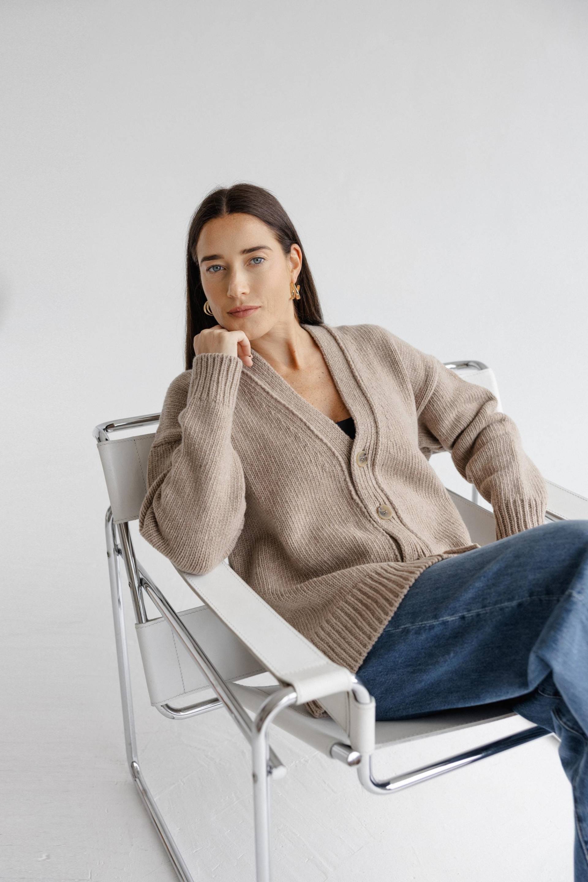 Taupe Grobstrick Merinowolle Unisex Strickjacke Mit Knöpfen, Beigefarbener Oversized Zopfmuster Wollpullover Mit V-Ausschnitt, Passender Mann Und von KnotoWear