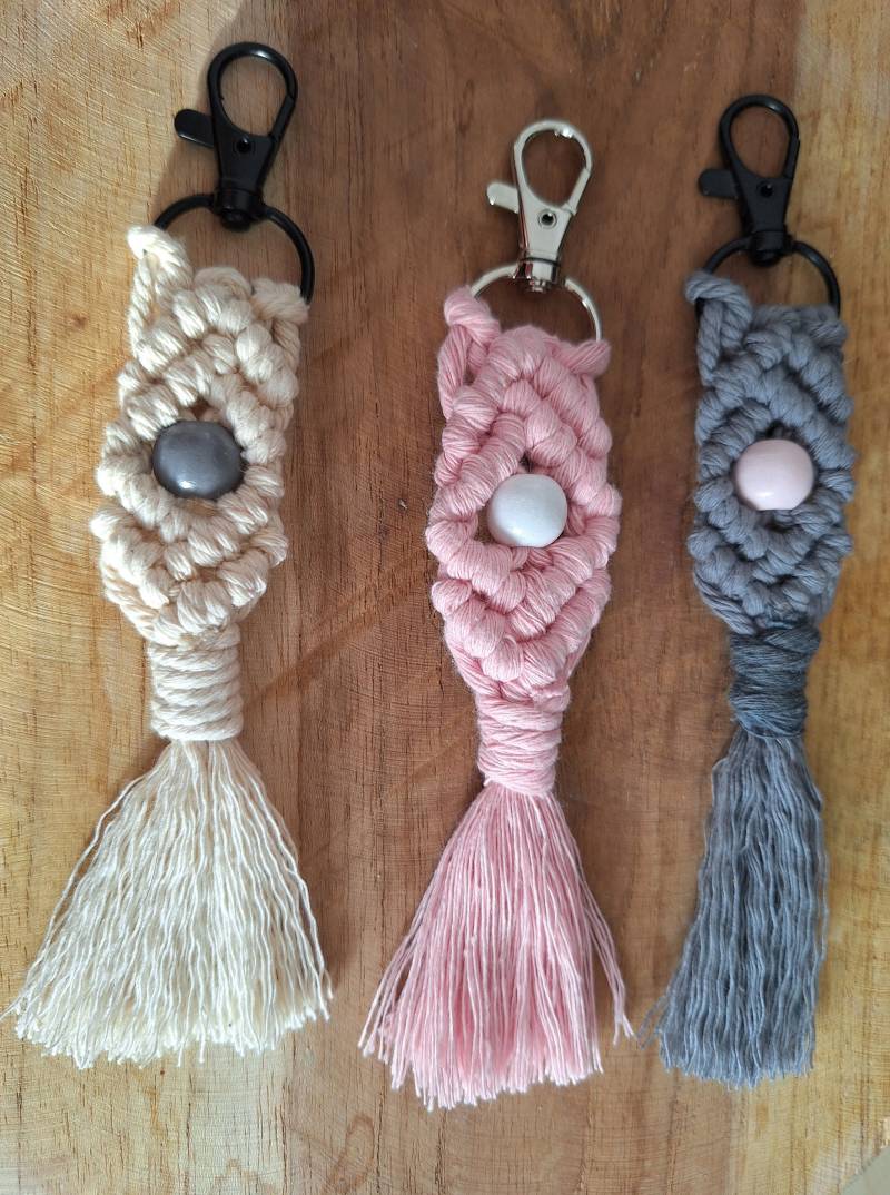 Makramee Schlüsselanhänger | Geschenk Mitbringsel Muttertag Perle von KnotsAndHoops
