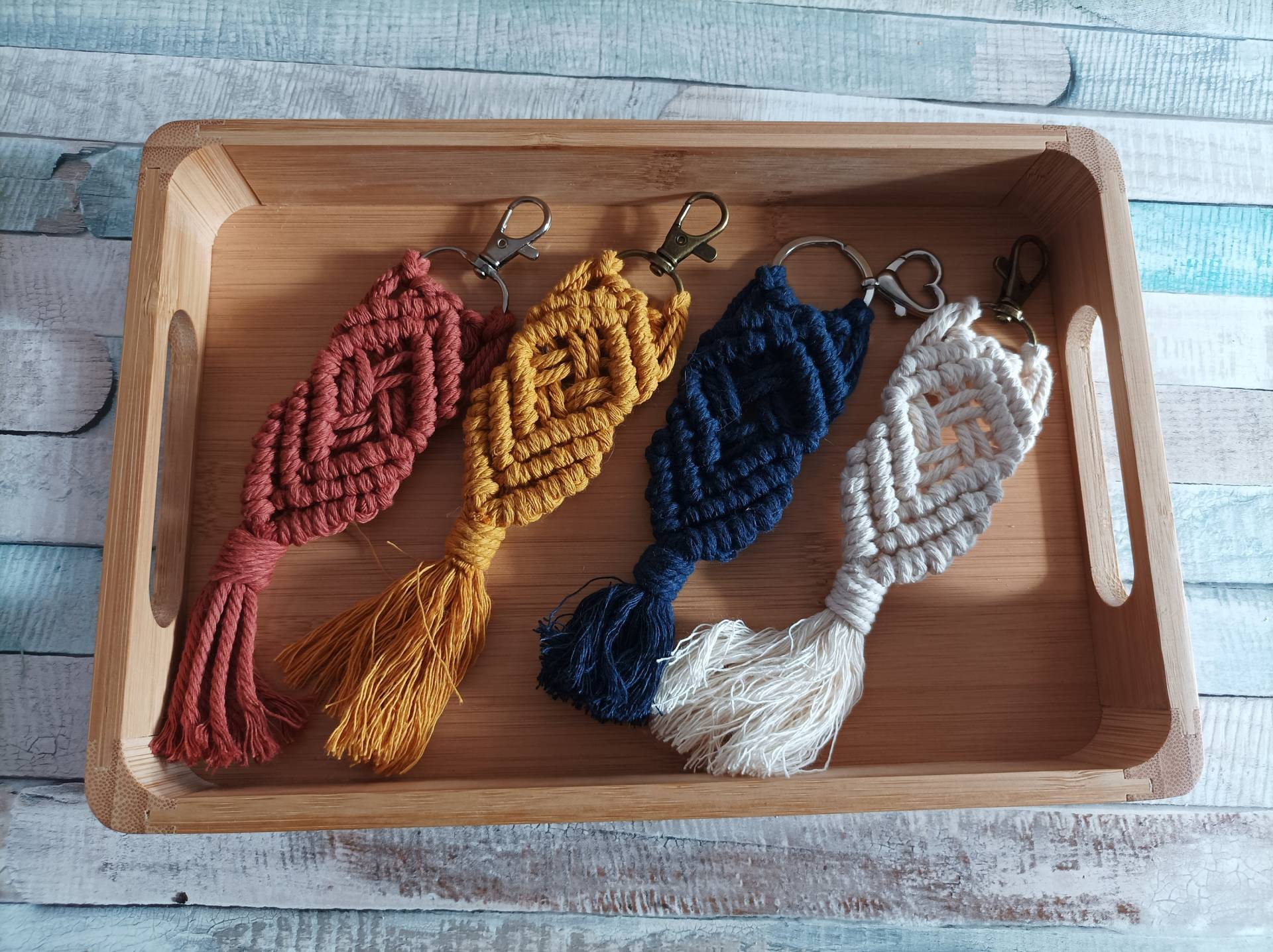 Makramee Schlüsselanhänger Geschenk Mitbringsel Muttertag Makramee Schlüsselanhänger Geschenk Mitbringsel Muttertag von KnotsAndHoops