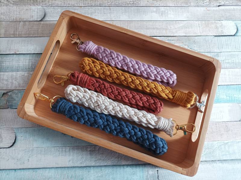 Makramee Schlüsselband "Woven Wristlet" Geschenk Mitbringsel Muttertag von KnotsAndHoops