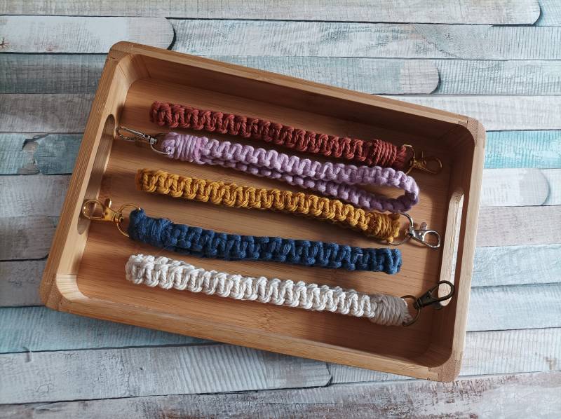 Makramee Schlüsselband "Wristlet" Geschenk Mitbringsel Muttertag von KnotsAndHoops