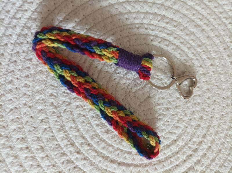 Schlüsselband Schlüsselanhänger Wristlet Makramee Regenbogen Bunt Pride Month Rainbow Rot Orange Gelb Grün Blau Lila von KnotsAndHoops