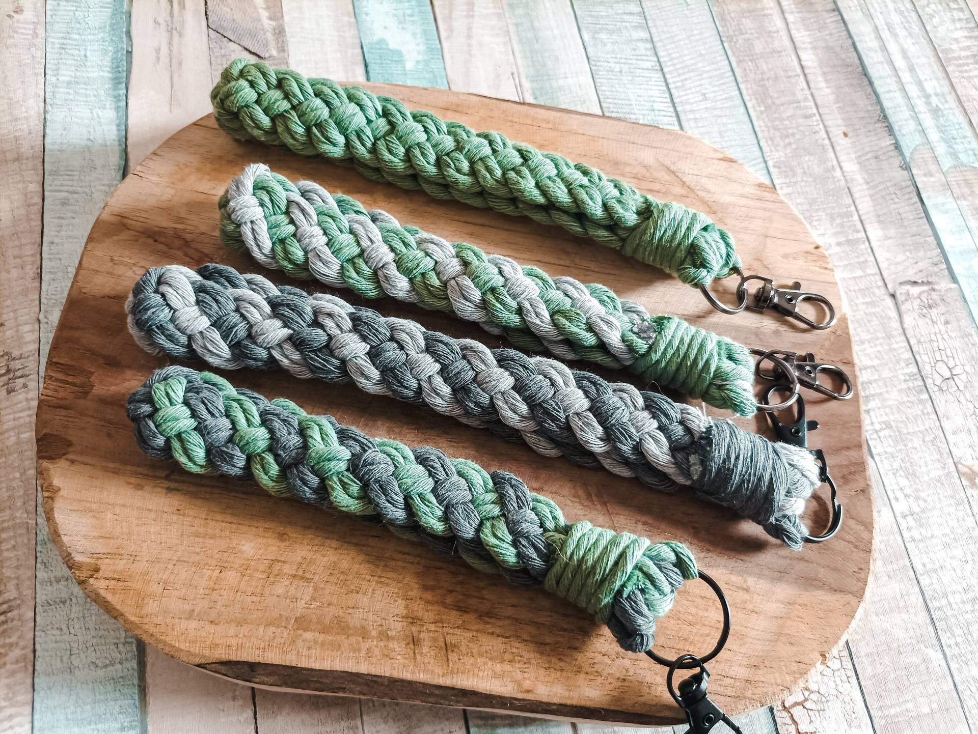Schlüsselband | Wristlet Gewebt Weberei Schlüsselanhänger Grün Grau Makramee Geschenk Mitbringsel Schlüsselband | Wristlet Gewebt Weberei Schlüsselanhänger Grün Grau Makramee Geschenk Mitbringsel von KnotsAndHoops