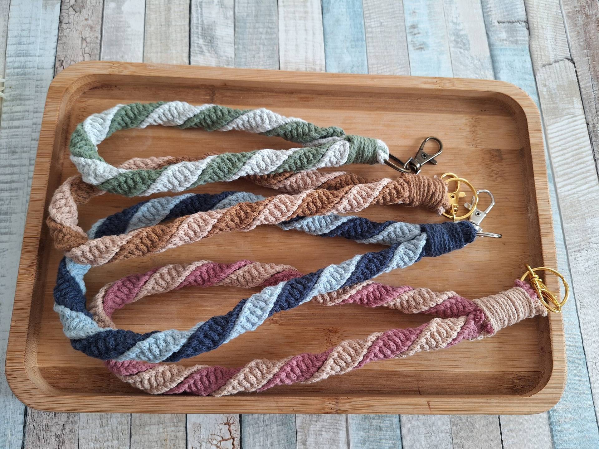 Schlüsselband | Wristlet Twisted Streifen Makramee Macramé Schlüsselanhänger Frauentag Muttertag Geschenk Mitbringsel von KnotsAndHoops