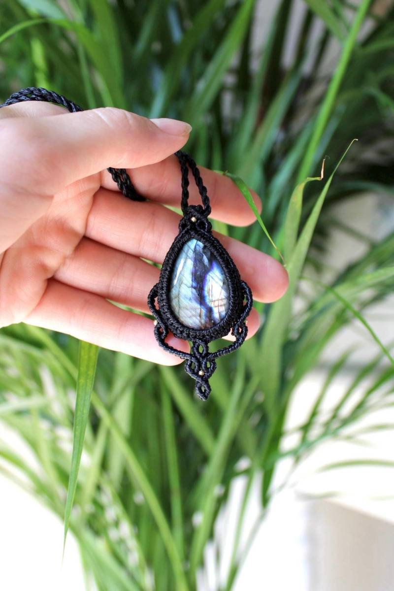 Makramee Halskette Mit Blauem Labradorit Makramee Halskette Mit Blauem Labradorit von KnottedLoveAT