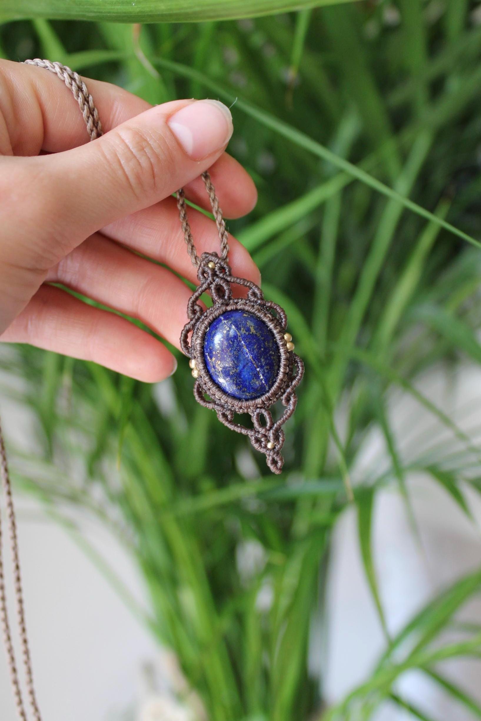 Makramee Halskette Mit Lapis Lazuli von KnottedLoveAT