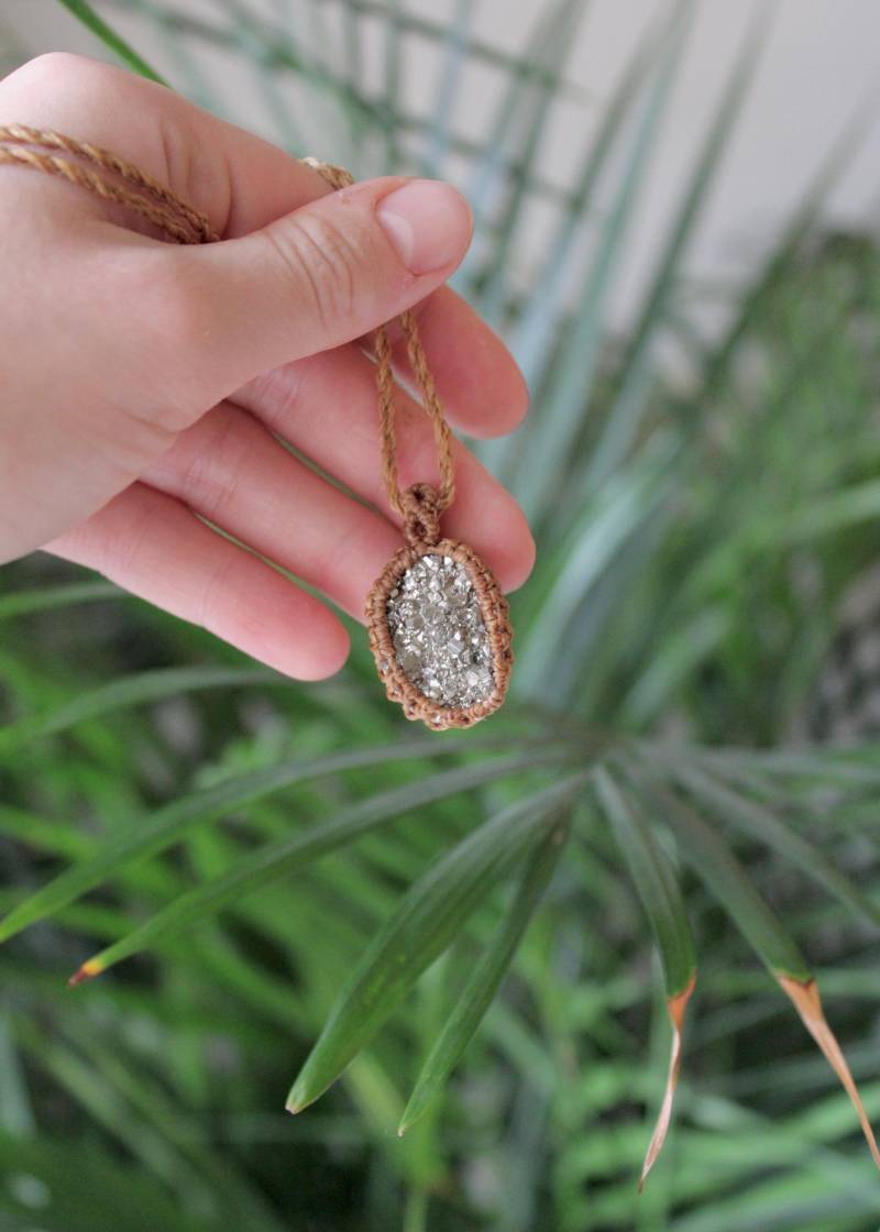 Makramee Halskette Mit Pyrit Anhänger von KnottedLoveAT