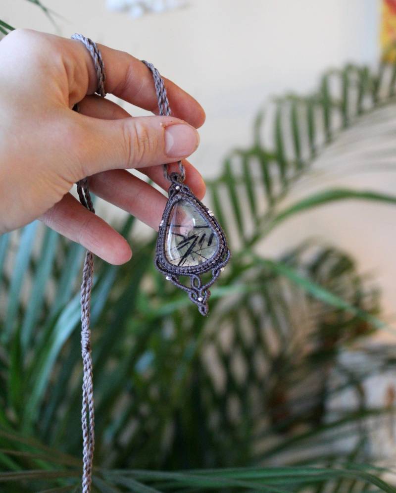 Makramee Halskette Mit Turmalin Quarz Und Silbernen Perlen von KnottedLoveAT