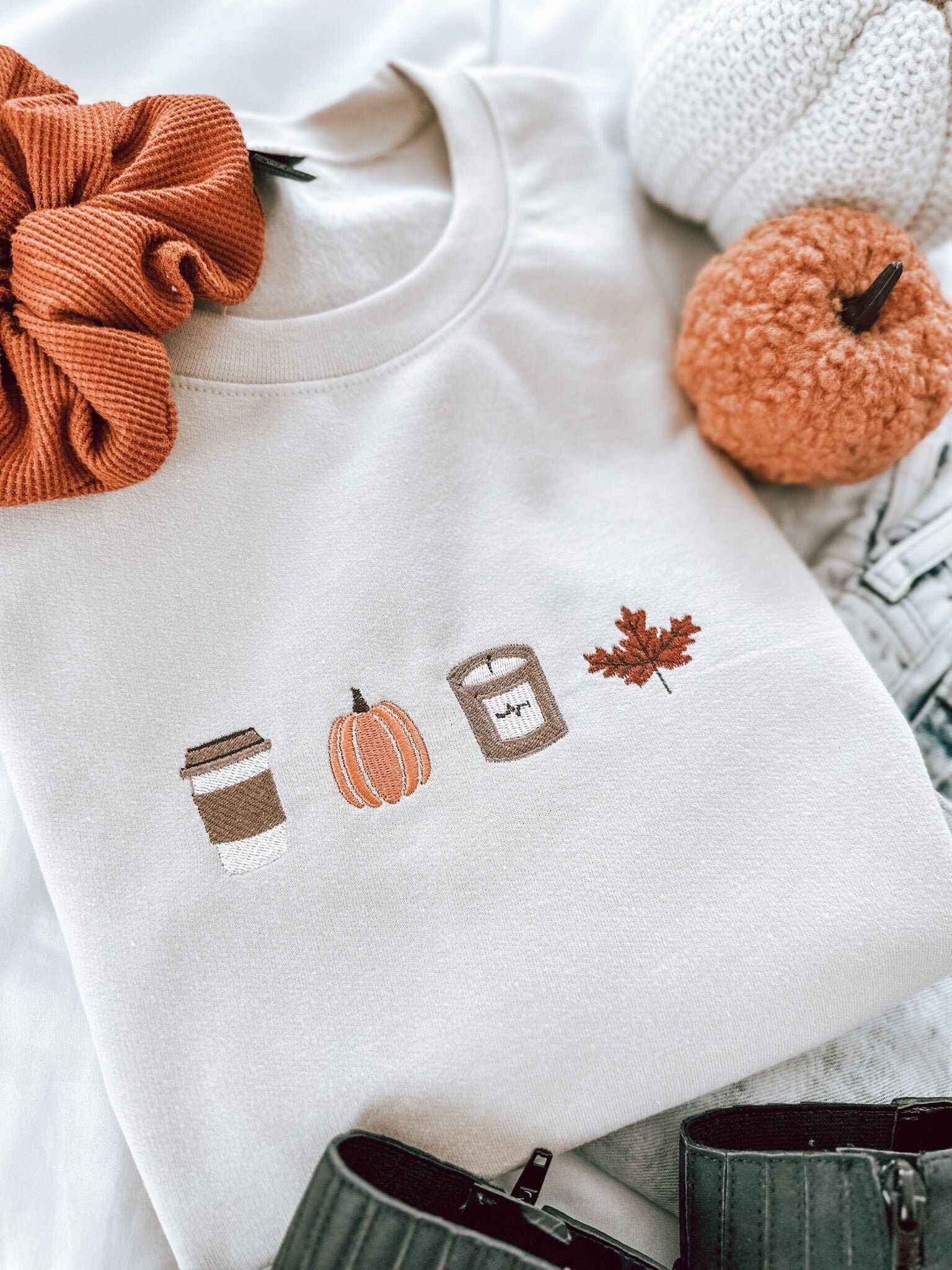 Just Fall Things Bestickter Rundhalsausschnitt, Niedliches Herbst-Sweatshirt, Kaffee-Kürbis-Kerzen Blätter Herbst Gemütliches Sweatshirt von KnottyButSweet