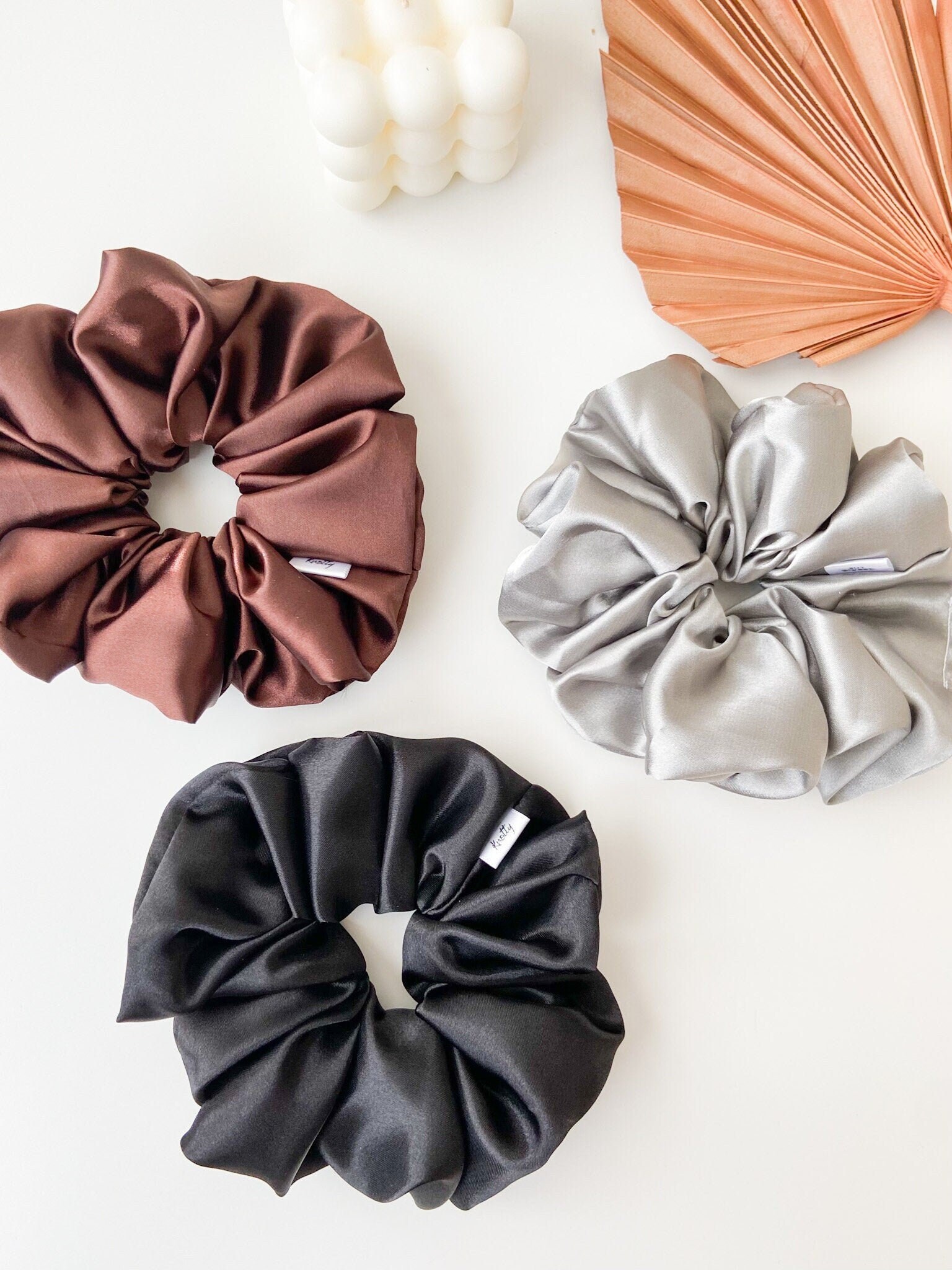 Neutrale Satin Scrunchies Neutrale Satin Scrunchies von KnottyButSweet