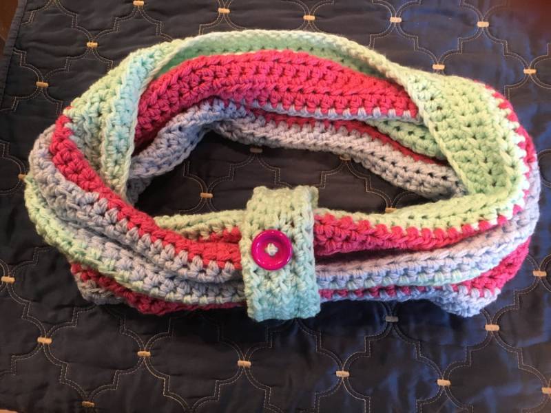 Spaß Dreifarbige Unendlichkeit Schal/Himbeere, Blaue Und Grüne Kreis-Schal Mit Großen Knopf Detail von KnottyGoylCrochet