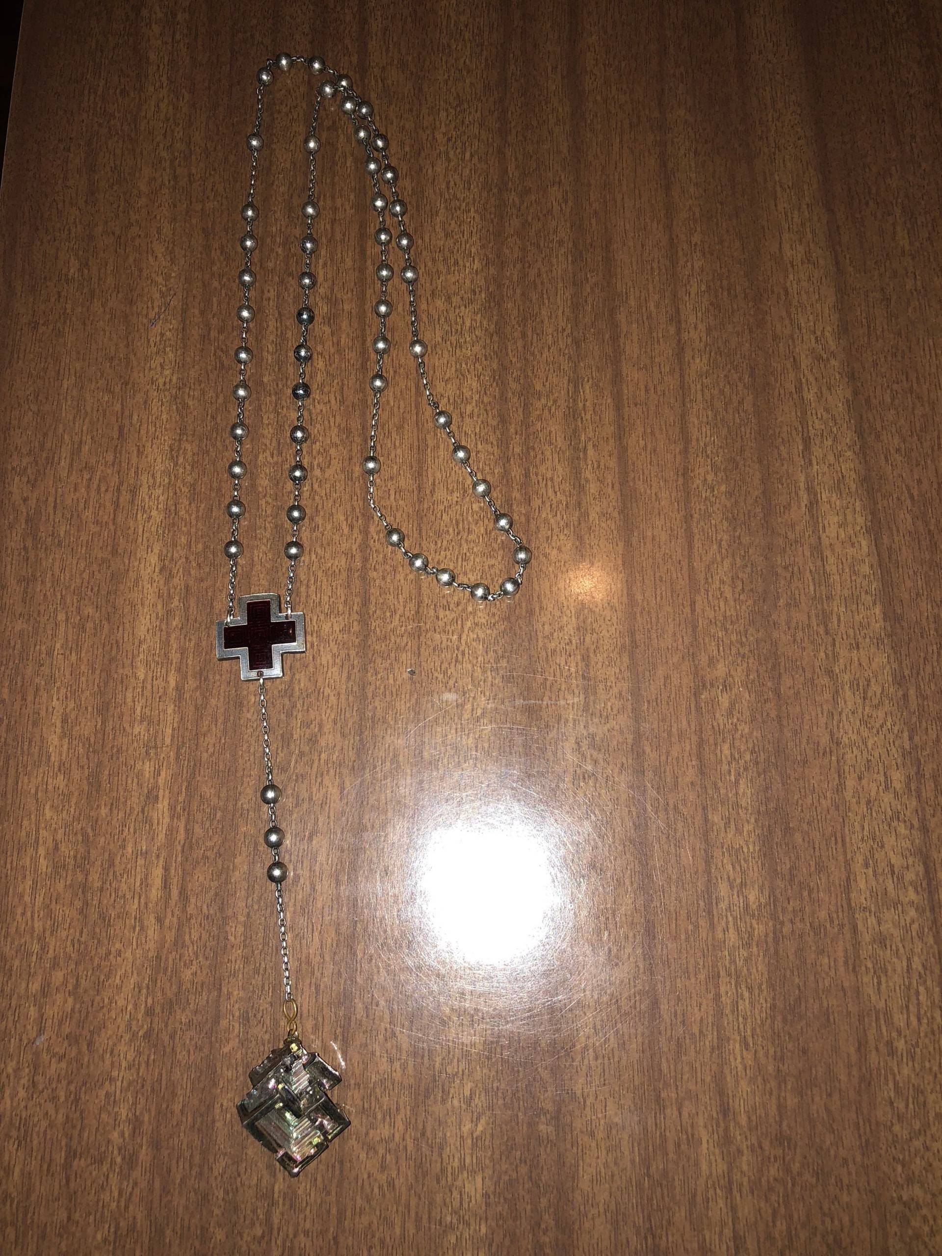 Wismut Silber Rosenkranz Halskette Mit Emaille Kreuz Wismut Silber Rosenkranz Halskette Mit Emaille Kreuz von KnowNYC