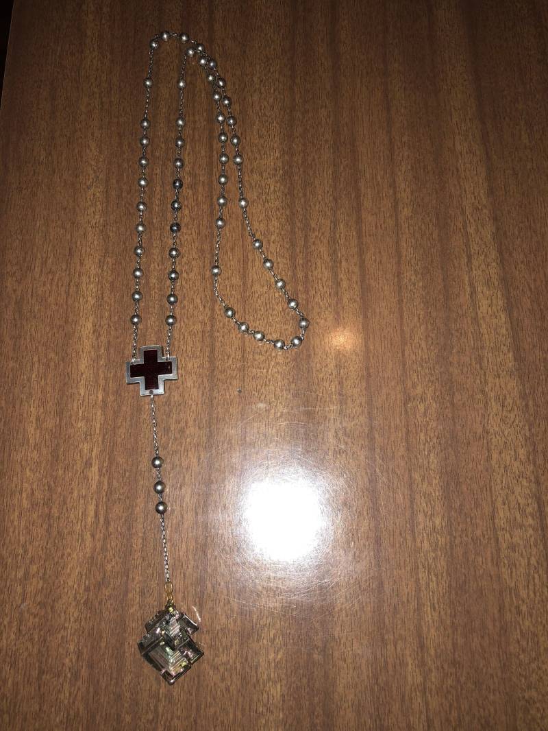 Wismut Silber Rosenkranz Halskette Mit Emaille Kreuz Wismut Silber Rosenkranz Halskette Mit Emaille Kreuz von KnowNYC