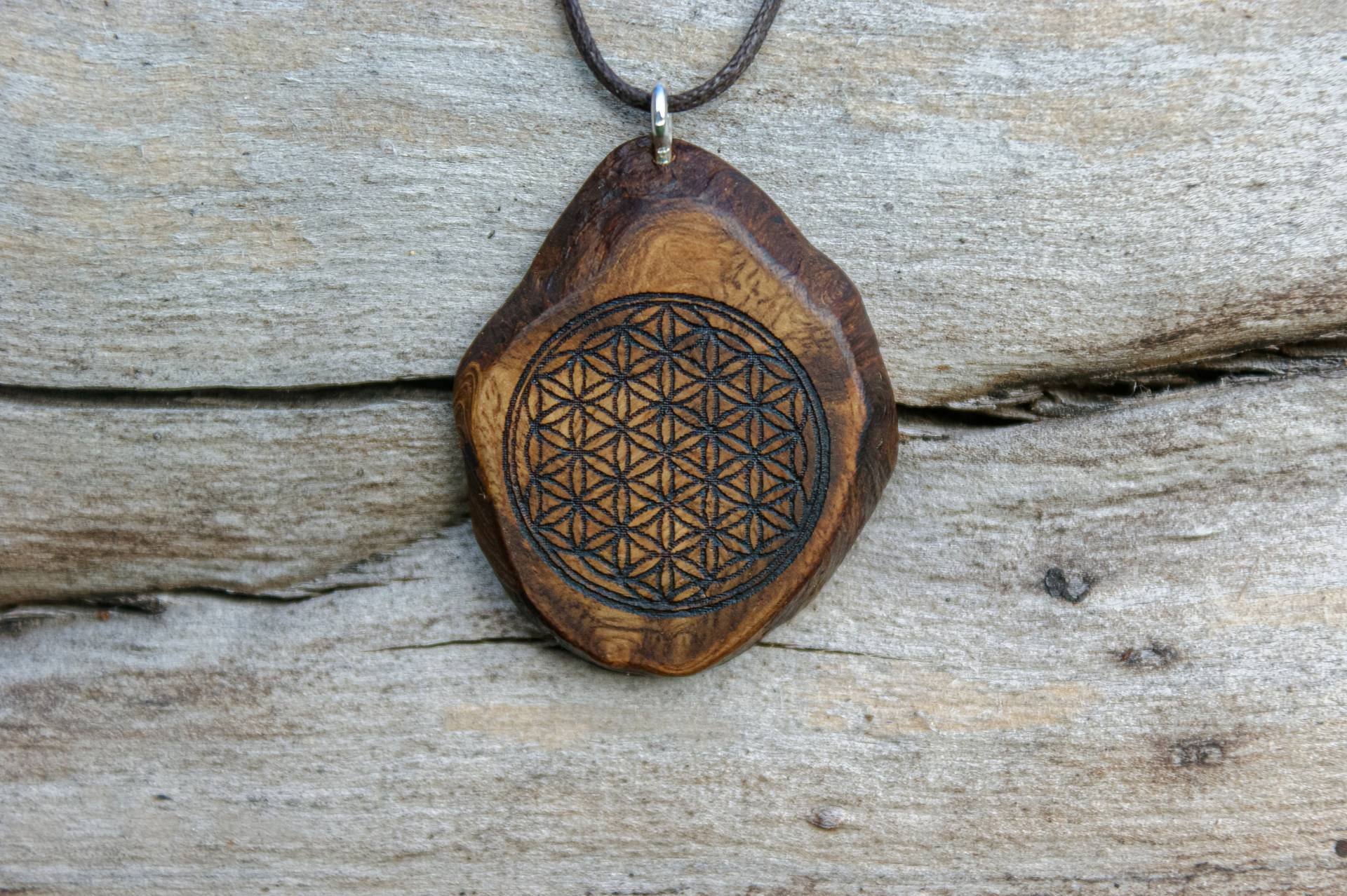 Blume Des Lebens - Baumperlen Anhänger in Dunkler Farbe Lebensblume Kette, Heilige Geometrie Symbol Blume Des Lebens - Baumperlen Anhänger in Dunkler Farbe Lebensblume Kette, Heilige Geometrie Symbol von Knubbelkoenig