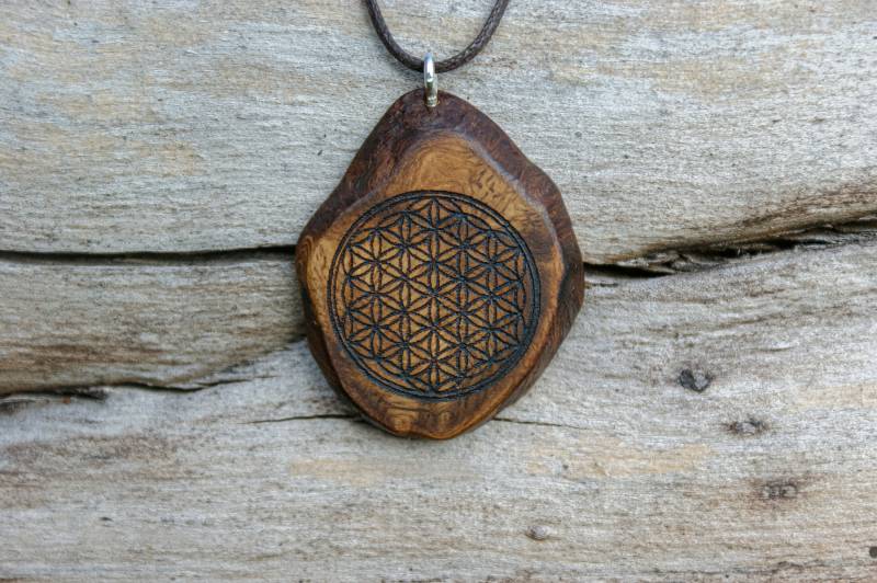 Blume Des Lebens - Baumperlen Anhänger in Dunkler Farbe Lebensblume Kette, Heilige Geometrie Symbol Blume Des Lebens - Baumperlen Anhänger in Dunkler Farbe Lebensblume Kette, Heilige Geometrie Symbol von Knubbelkoenig