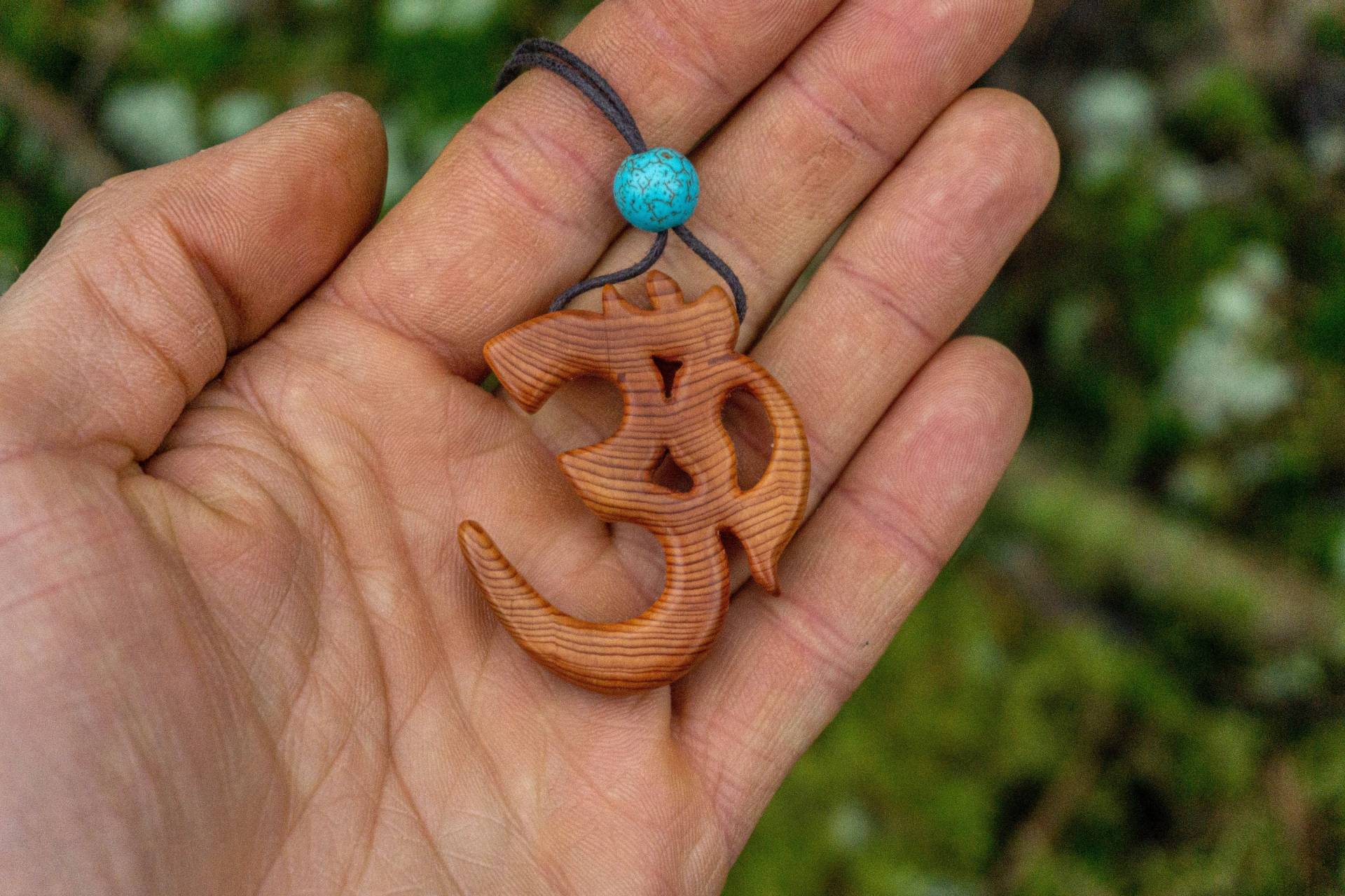 Om Eibenholz Anhänger - Ohm Edelstein Halskette, Schmanen Amulett, Schutz Talisman, Boho Schmuck, Yoga Mantra, Bohemian Goa Hippie Hindu Om Eibenholz Anhänger - Ohm Edelstein Halskette, Schmanen Amulett, Schutz Talisman, Boho Schmuck, Yoga Mantra, Bohemian Goa Hippie Hindu von Knubbelkoenig