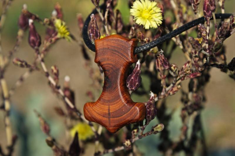 Thor Hammer Anhänger - Mjolnir Holz Wikinger Halskette, Asatru, Eibe Thor Hammer Anhänger - Mjolnir Holz Wikinger Halskette, Asatru, Eibe von Knubbelkoenig