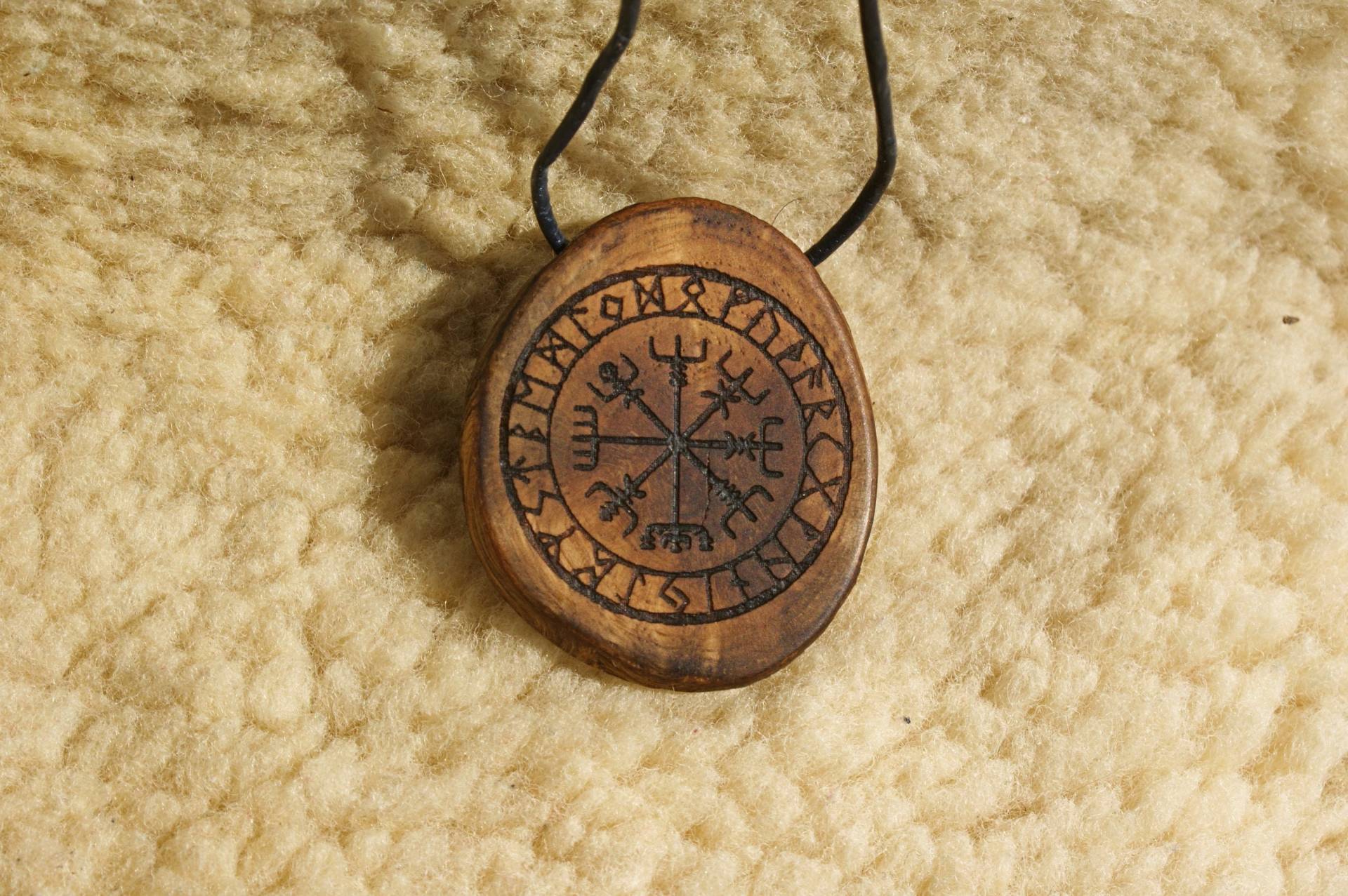 Vegvisir - Baumperlen Anhänger in Dunkler Farbe Wikinger Kompass, Schmuck Vegvisir - Baumperlen Anhänger in Dunkler Farbe Wikinger Kompass, Schmuck von Knubbelkoenig