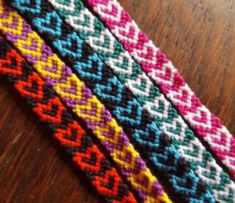 Freundschaftsarmband Herz- Armband - Schmuck Herzmuster Geknüpft Personalisierbar von Knuepfliese