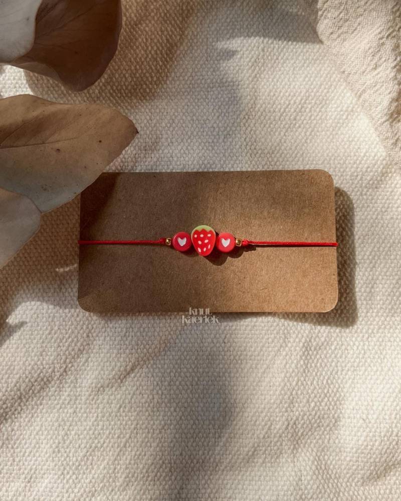 Armband Erdbeere・sommerlicher Schmuck Mit Goldperlen Und Herzen Armband Erdbeere・sommerlicher Schmuck Mit Goldperlen Und Herzen von Knutkaerlek