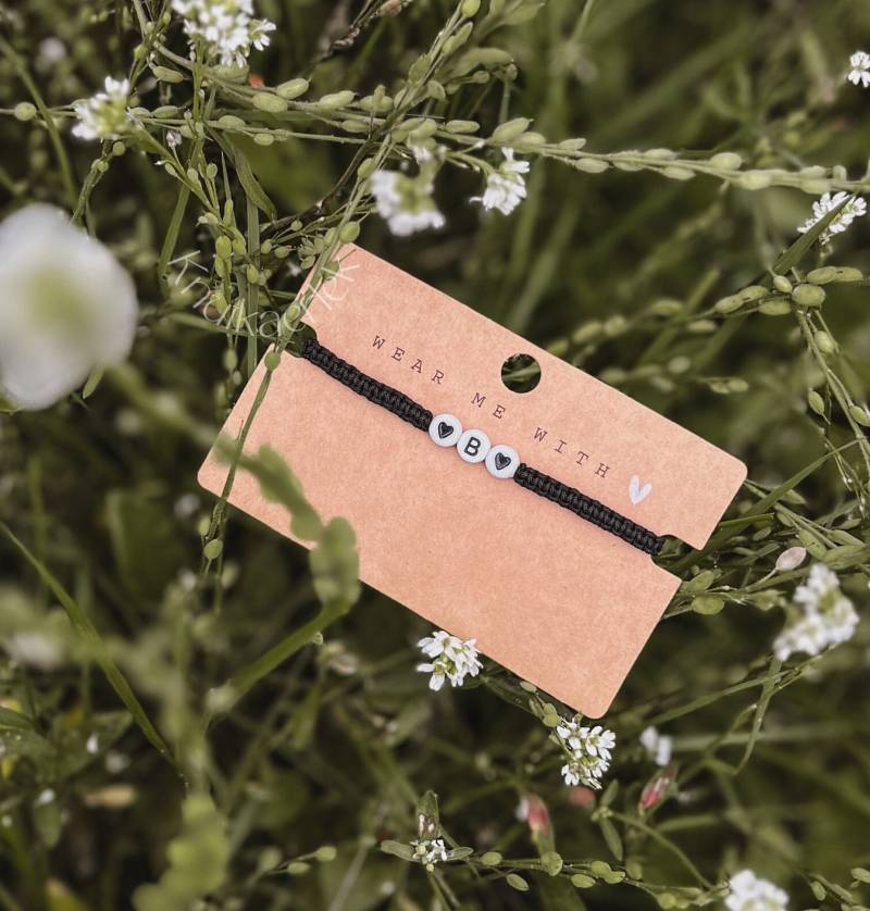 Armband Mit Buchstaben Und Herz Makramee Partnerarmband Freundschaftsarmband von Knutkaerlek