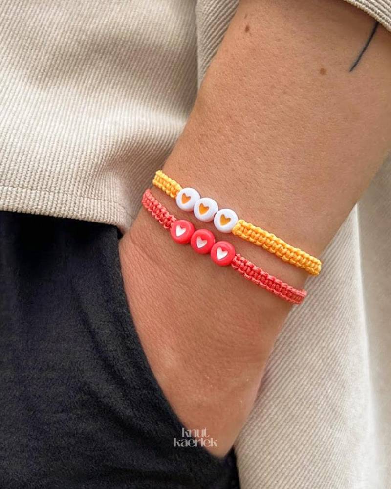 Buntes Armband Mit Herzen, Als Geschenk Zu Valentinstag, Muttertag, Geburtstag Oder Freundschaftsarmband Buntes Armband Mit Herzen, Als Geschenk Zu Valentinstag, Muttertag, Geburtstag Oder Freundschaftsarmband von Knutkaerlek