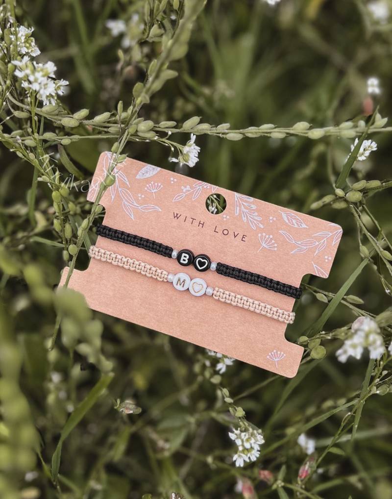 Partnerarmband Makramee Mit Buchstaben Und Herz Freundschaftsarmband Partnerarmband Makramee Mit Buchstaben Und Herz Freundschaftsarmband von Knutkaerlek