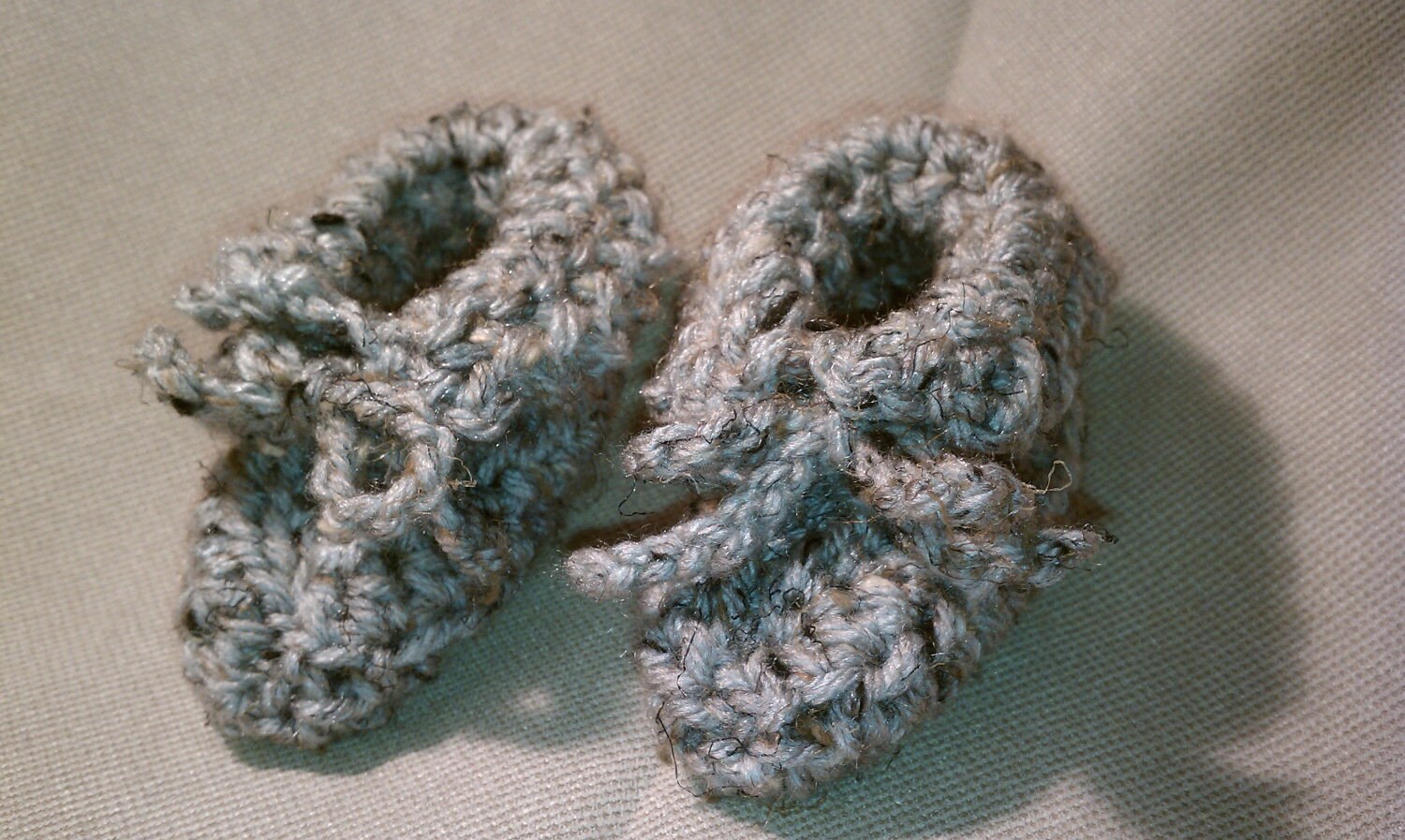 Baby Booties in Heather Grey Baby Booties in Heather Grey von KnuttyKnits