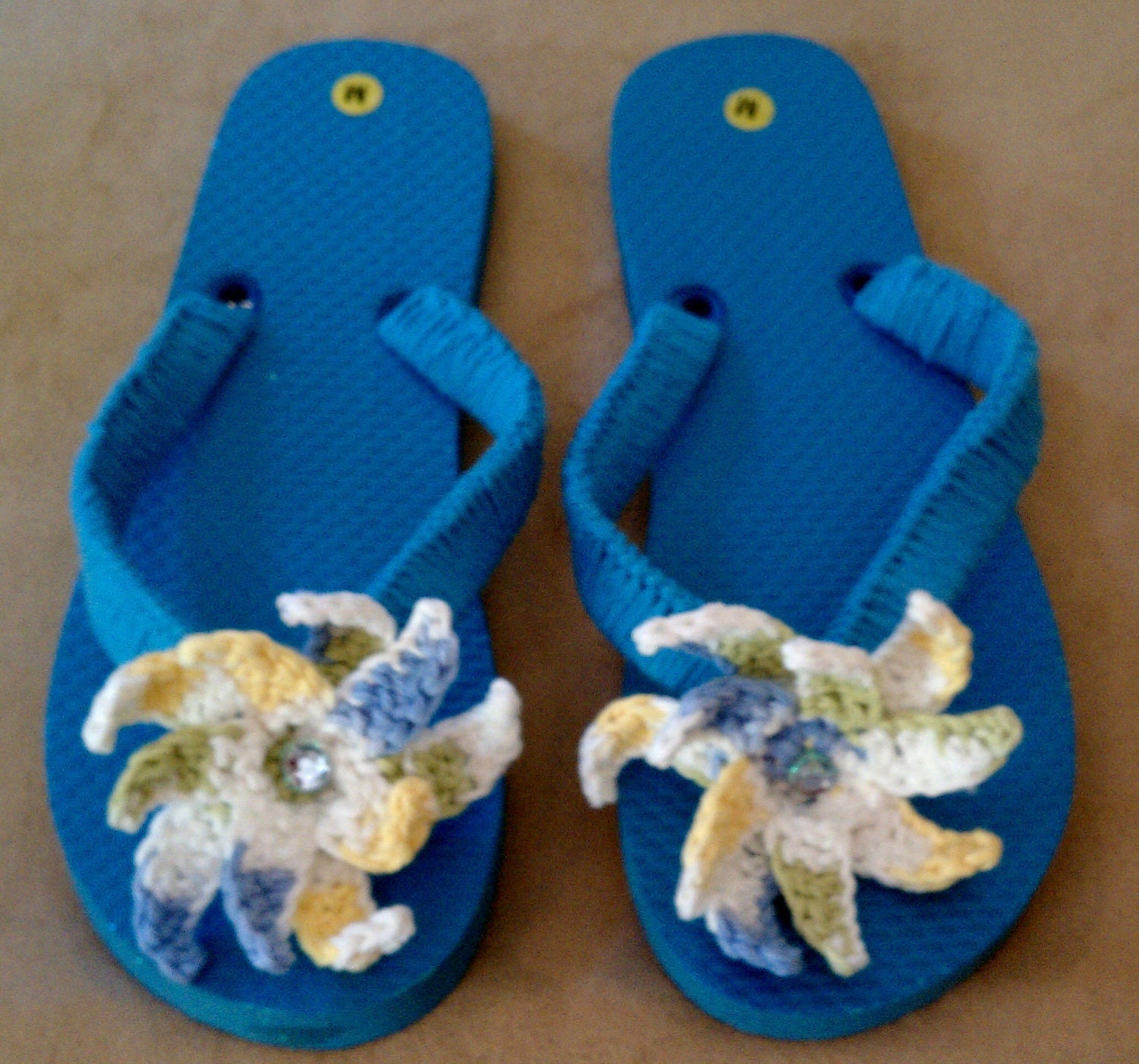 Schöne Sommer-Flip Flops - Türkis, Grün, Blau, Gelb, Weiß Und Sparkles Schöne Sommer-Flip Flops - Türkis, Grün, Blau, Gelb, Weiß Und Sparkles von KnuttyKnits