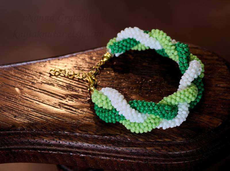 Grünes Geflochtenes Armband Kumihimo Perlenarmband Handgemachtes Perlenschmuck von KnytaKnutar