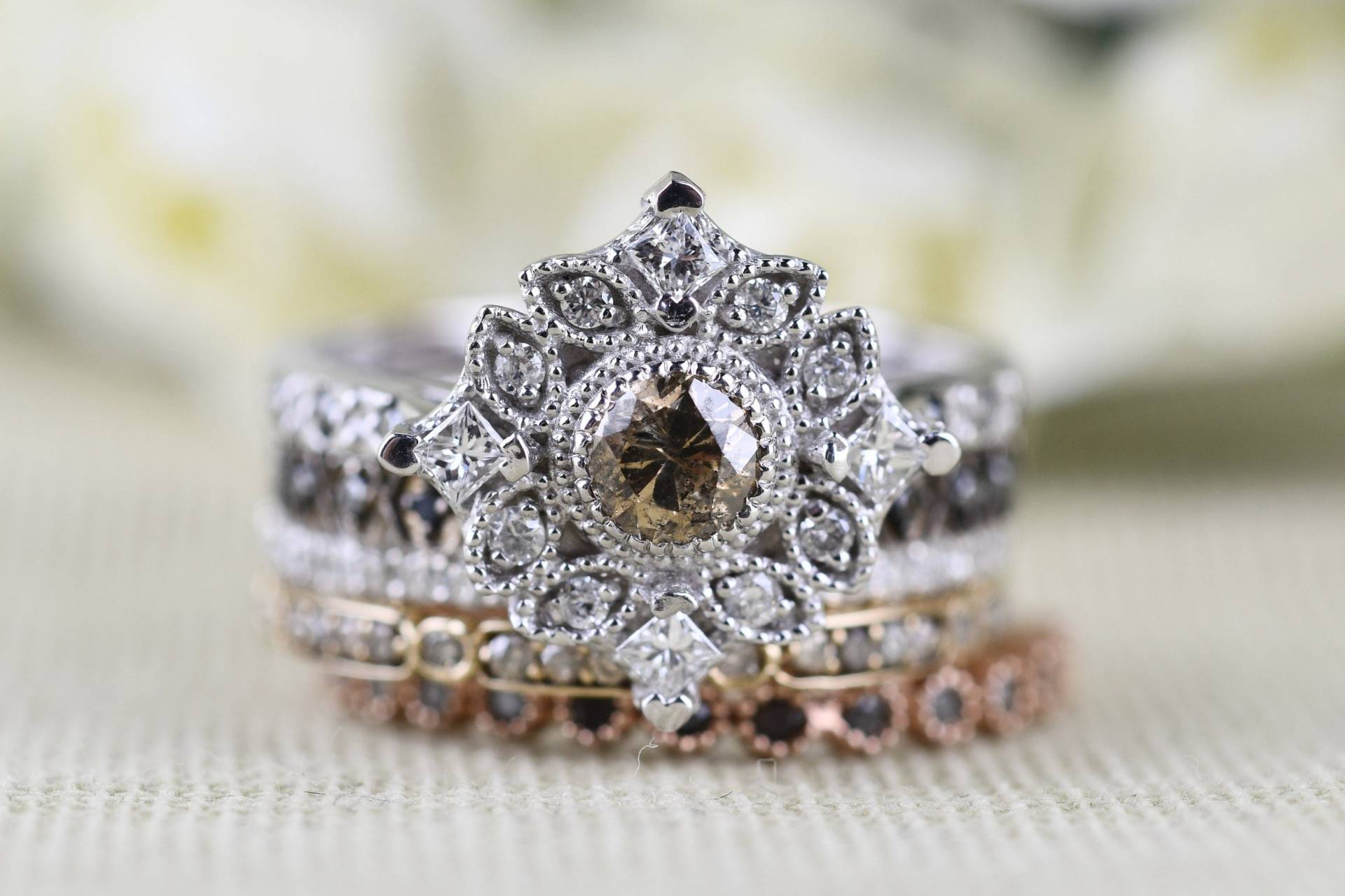 Floral & Vintage Verlobungsring Solide Cognac Und Weißer Diamant 14 Karat Ring von KoalaJewelleryDesign